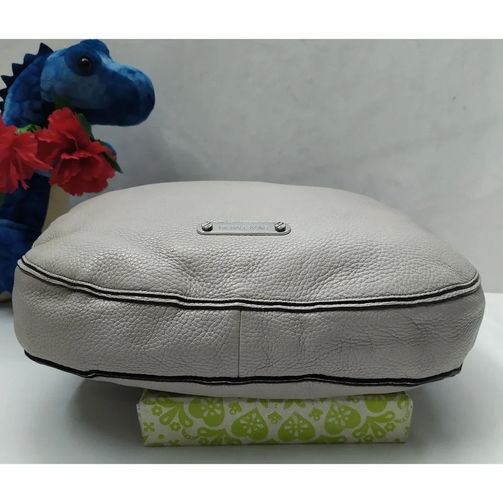 Michael Kors Gray Pebbled Leather Zipper Closure Hobo Shoulder Bag